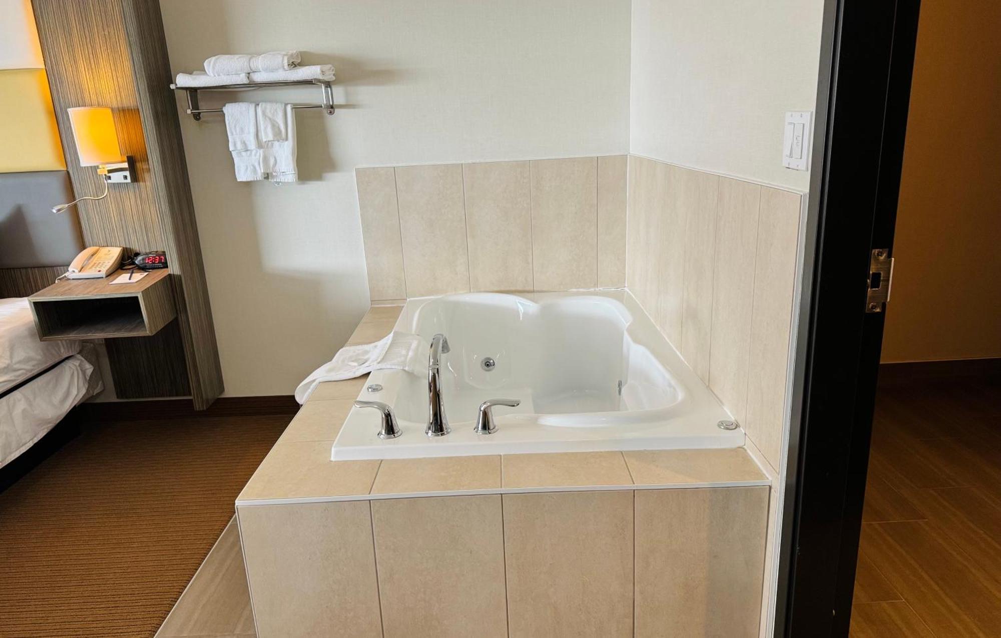 Southfort Inn Fort Saskatchewan Luaran gambar